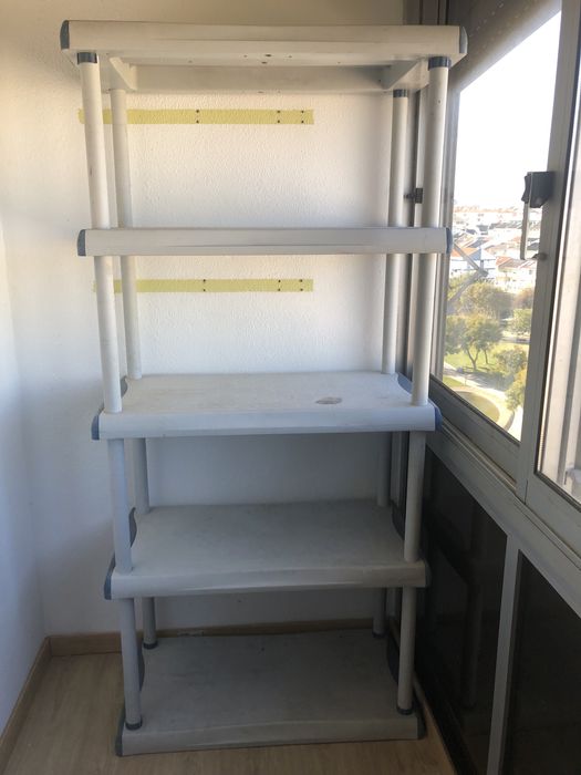 Cama em bom estado com esteado e Movel para arrumacao em bom estado