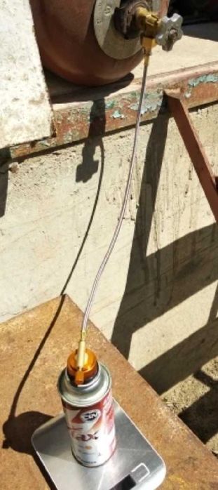 Kempingowy zestaw do napełniania butli gazowych.