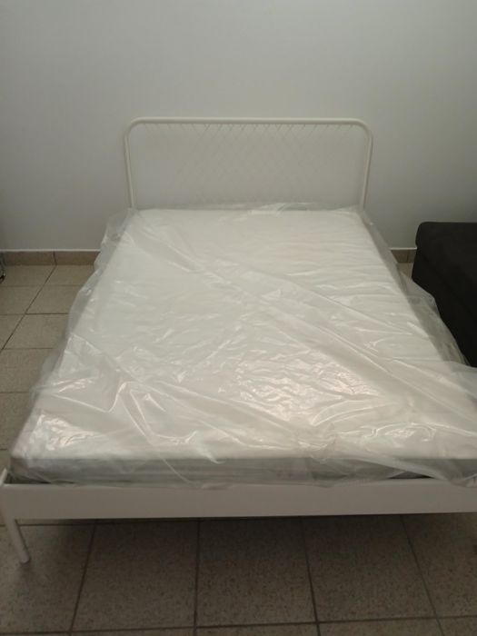 Cama de casal, com colchão