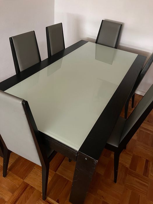 Mesa e cadeiras de sala de jantar