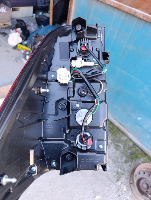 Фонарь задний правий Toyota Hilux 8 N120 2020-2025г 2 рестайлинг led. Новый. Дефект