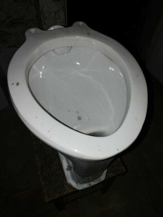 продам два унитаза и бачок