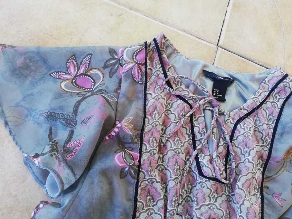 Vestido de manga curta com detalhes nas mangas