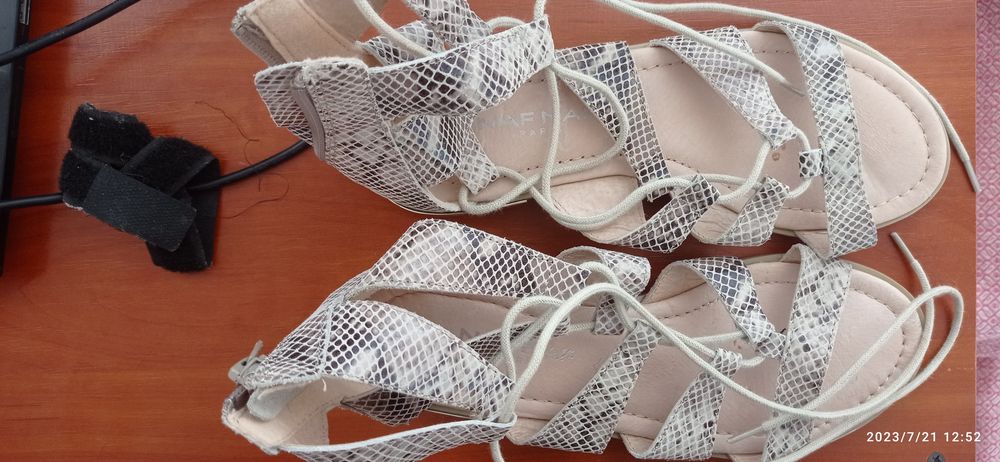 Продам нові шкіряні босоніжки Naf naf 38 розміру