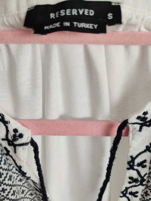 Biała bluzka Boho Reserved z haftem