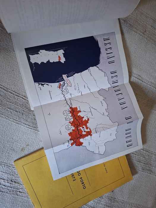 Livro antigo do Instituto do Vinho do Porto
