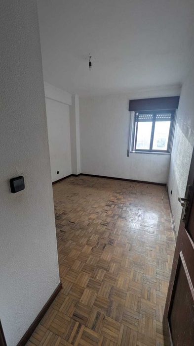 T2 com Arrecadação no Carregado – Excelente Localização