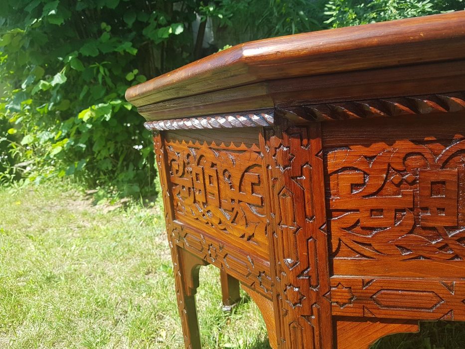 Orientalny, ponad stuletni stolik kawowy po renowacji. Stół indyjski