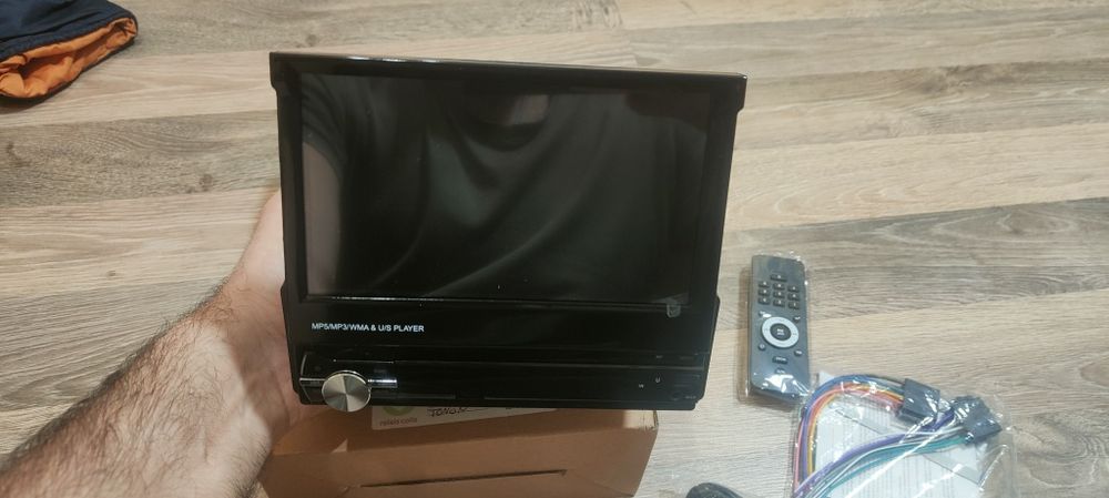 Автомагнітола 1 DIN з висувним 7" екраном + камера заднього виду