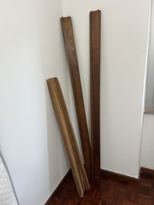 Cama de casal em madeira maciça.