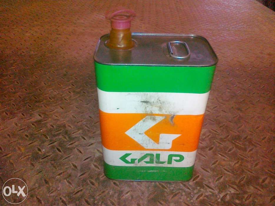 Embalagens / Latas antigas de óleo e massa.