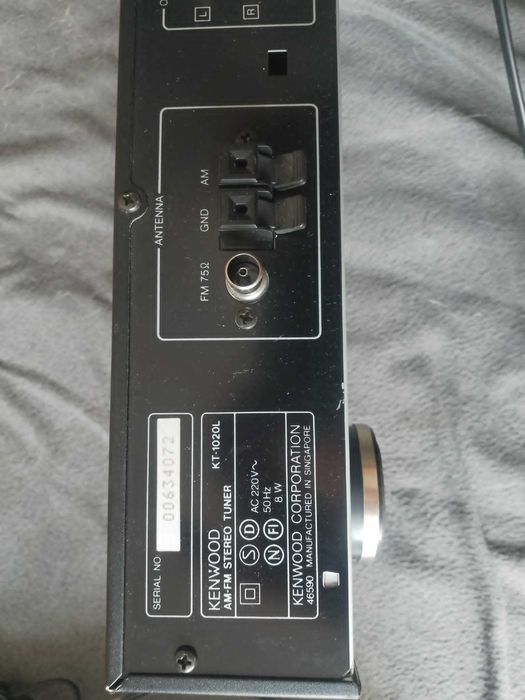 Tuner cyfrowy / KENWOOD model KT-1020L AM/FM Stereo Quartz Synthesizer Tuner