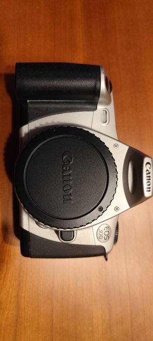 Canon EOS 300 analógica + lente 28 90