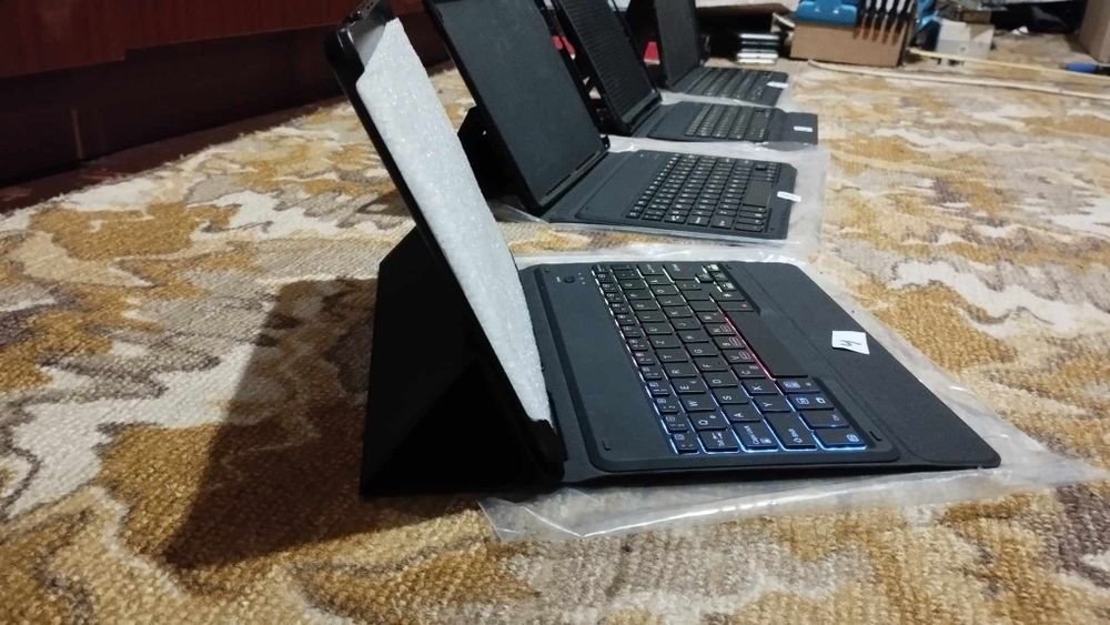 Блютуз клавиатура 4шт + 6шт чехлов, новые.