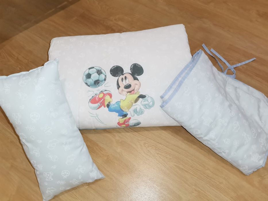 Colcha de berço mickey e acessórios 
    Kispo tamanho 6/9mese