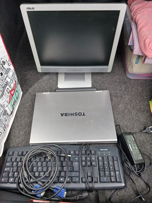 PC Toshiba + equipamento informático