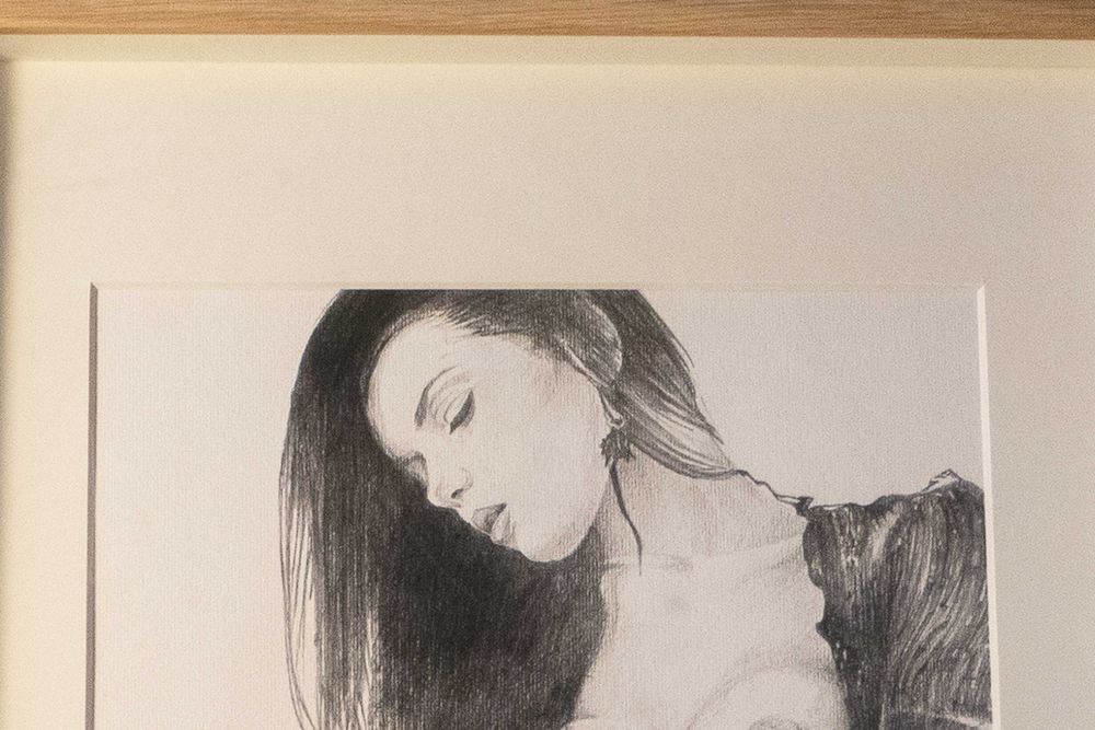 akt kobieta ołówek rysunek w ramce