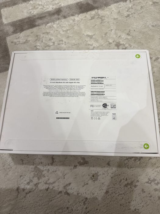 MacBook Air 13 inch 16 GB  / 256 GB SSD