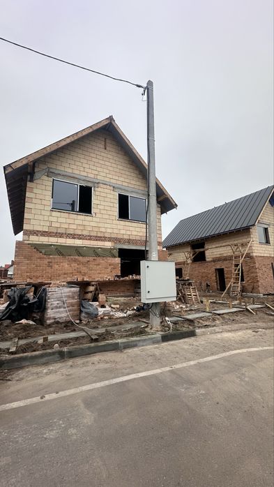 Продам будинок . Стоянка, класна локація.