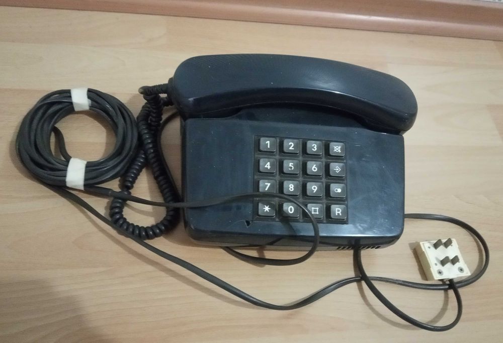 Телефон шнуровий ( провідниковий) б/у.