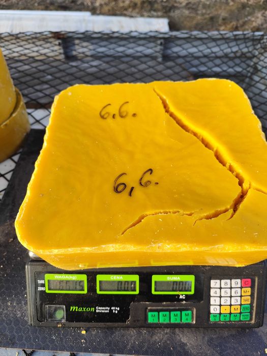 Wosk pszczeli 100%.  46 złotych za kilogram.