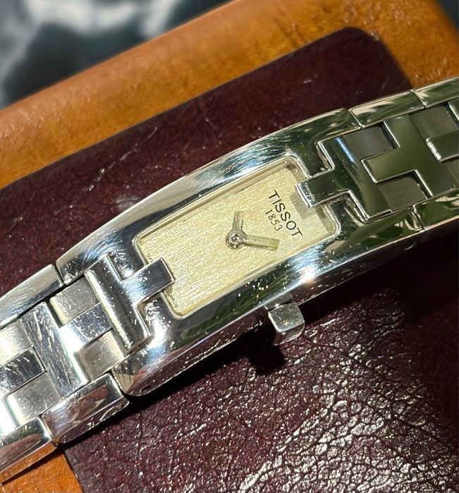 Zegarek marki Tissot, model L820P, lata 2000-te. Damski