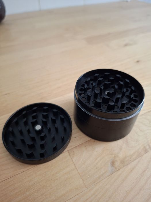 Grinder preto metálico