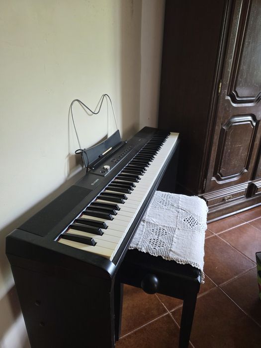 Piano Digital Thomann SP-320 com pedal