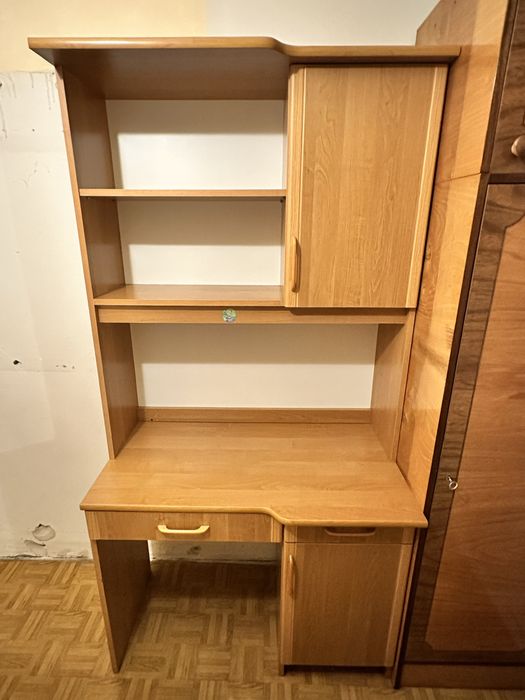 Biurko z nadstawką / regałem – solidne, pojemne, stan dobry
