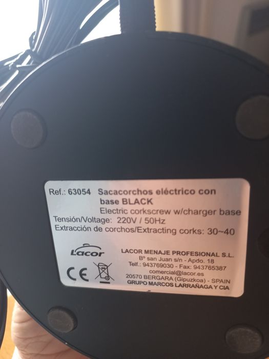 Saca rolhas electrico.Super pratico,nao parte as rolhas. Requinte