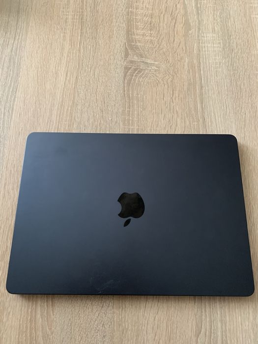 Macbook Air M4 13,3" 16/256 GB - stan bardzo dobry, bateria 99%