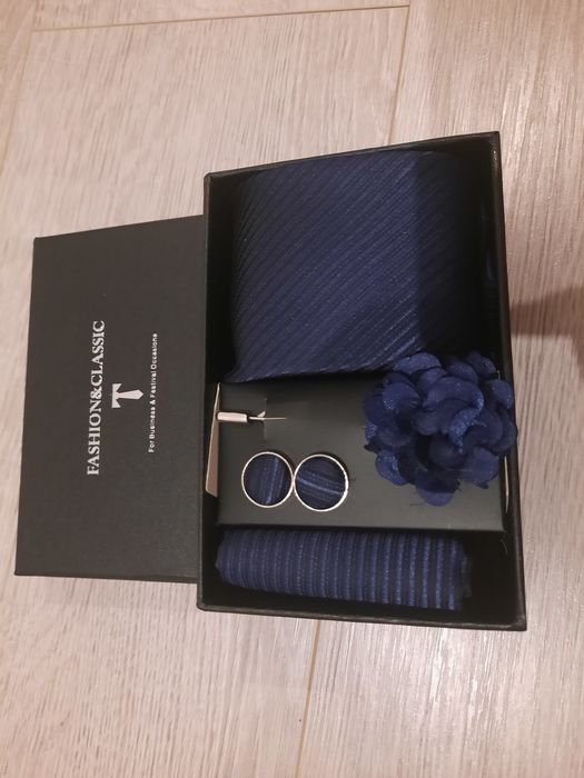 Zestaw męski krawat, poszetka, broszka (butonierka) spinki do mankietó