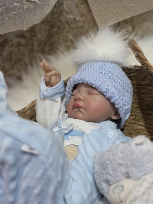 Bebé reborn menino 50 cm  Kit August com enxoval