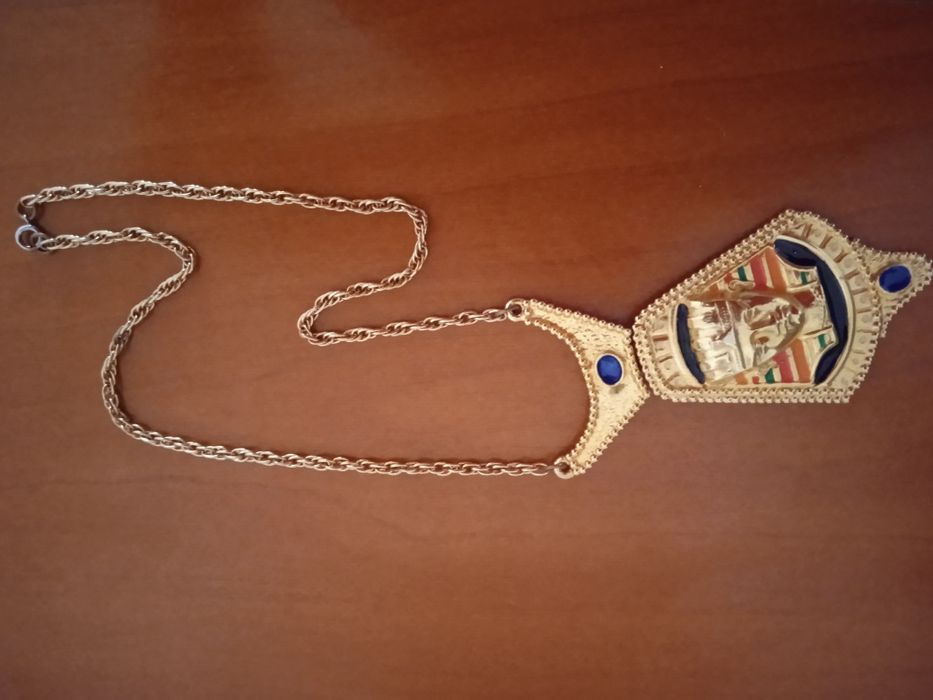 Dois colares tom amarelo