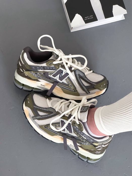 Спортивні жіночі кросівки New Balance 1906A Green хакі
