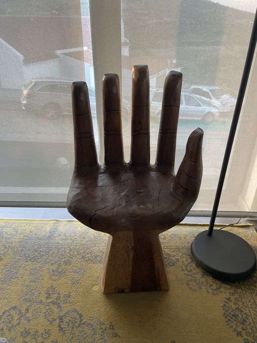 Cadeira / escultura  formato de mão em madeira maciça