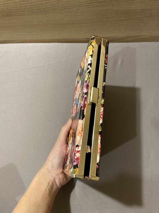 Клатч з квітковими принтами