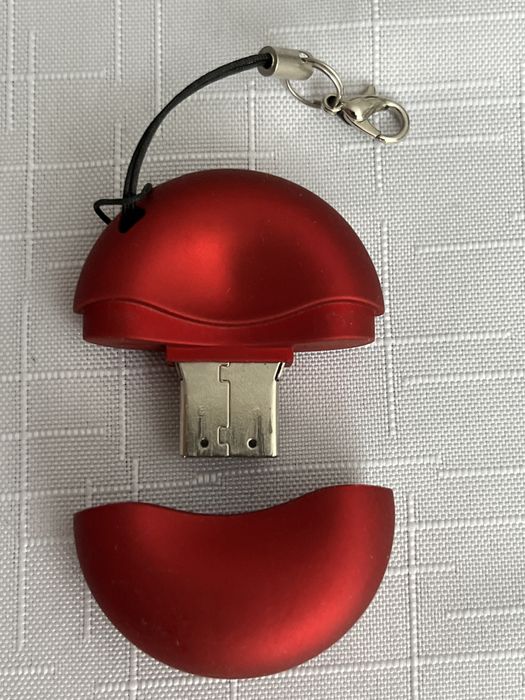 Pendrive czerwony firmy Total 8Gb