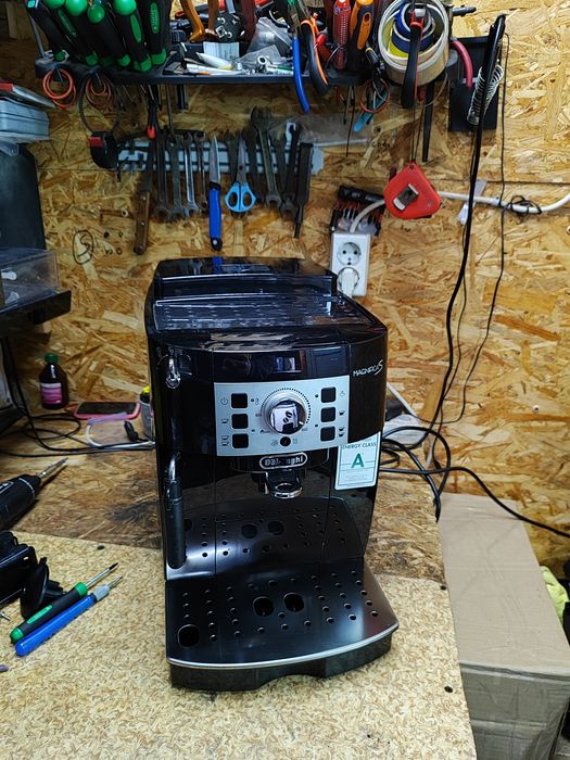 Кофемашина,кофеварка Delonghi Magnifica S ECAM 22.110