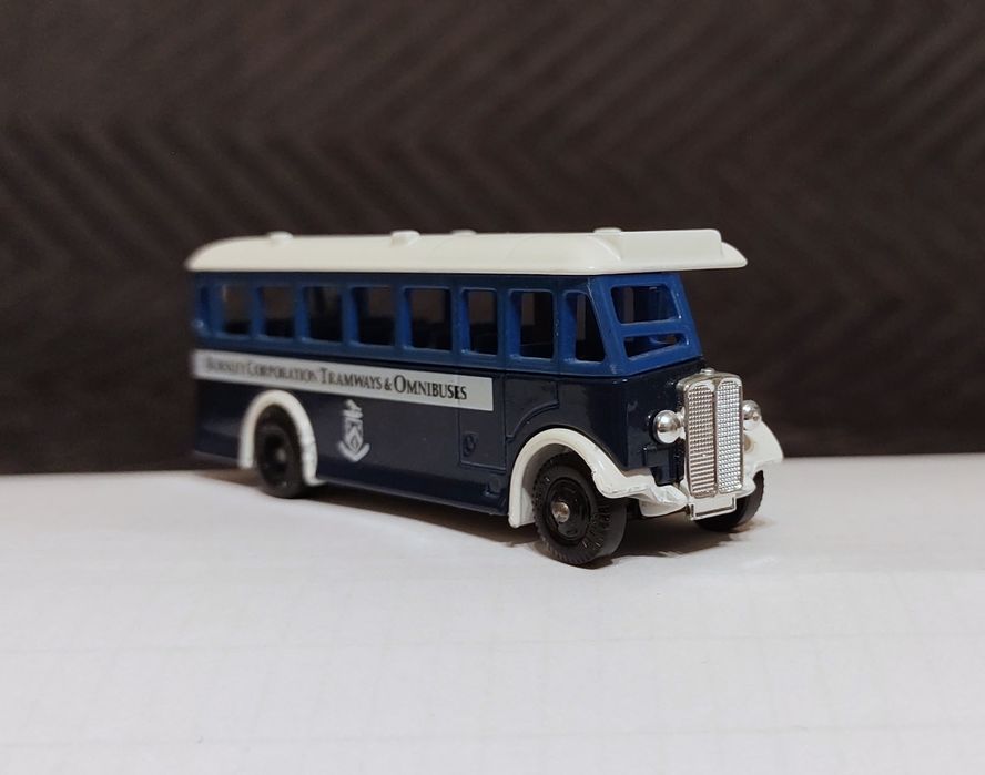 Samochodzik, współczesny model brytyjskiego autobusu z 1932 roku - AEC