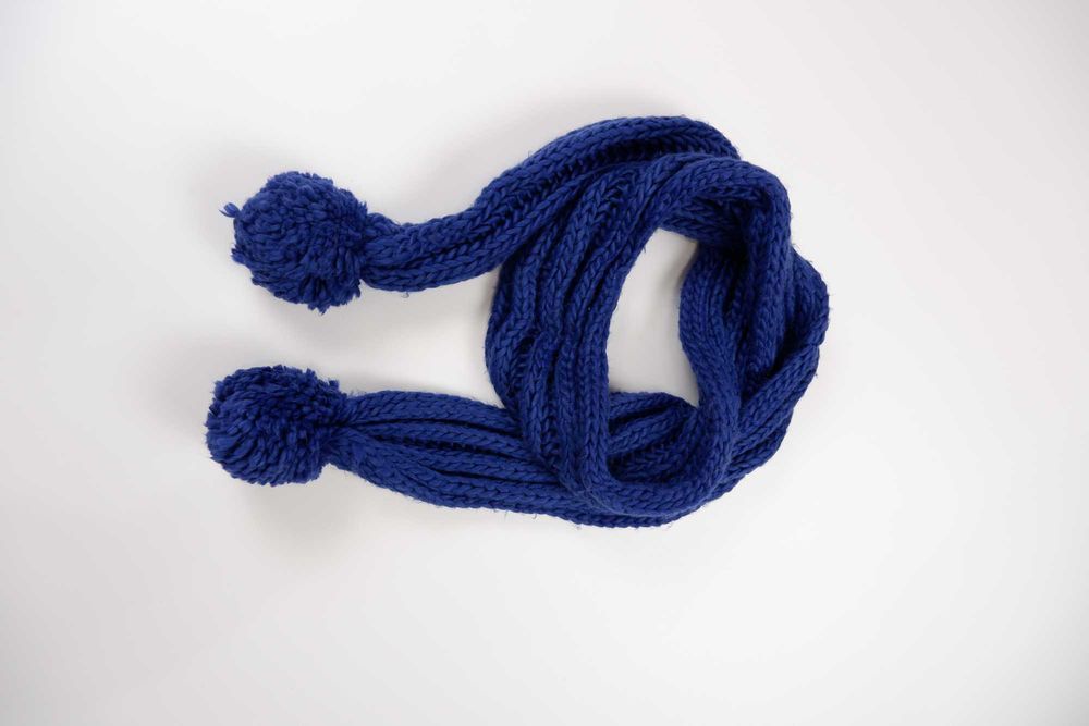 Шарф с крупно вязаный с помпоном синий длинный ручная работа хомут