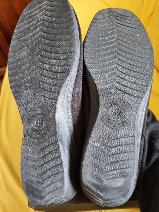Sapatos ou Chinelos,  de quarto n 40
