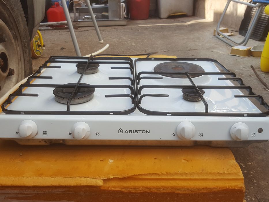 Placa de  encastrar 3 bicos gás  de bilha e 1 eléctrico