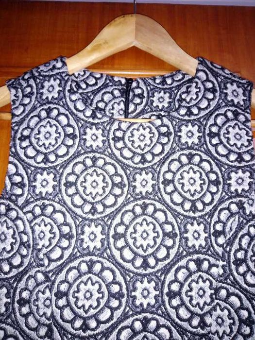 Vestido justo com saia godés estampado