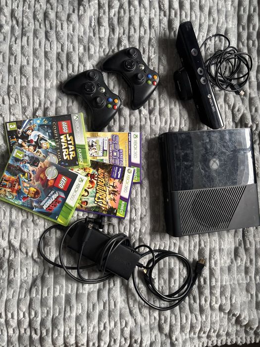REZERWACJA Xbox360+kinect+2 pady+4 gry