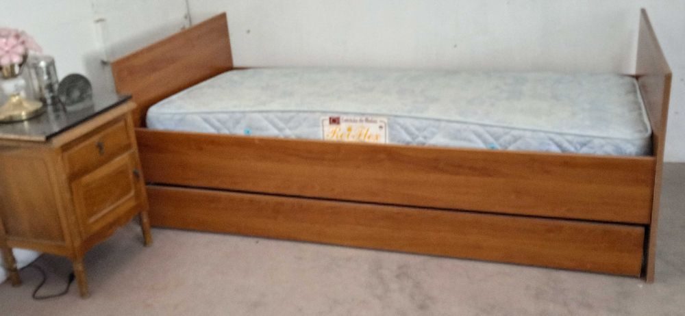 Televisão 100€, cama de solteiro,120€