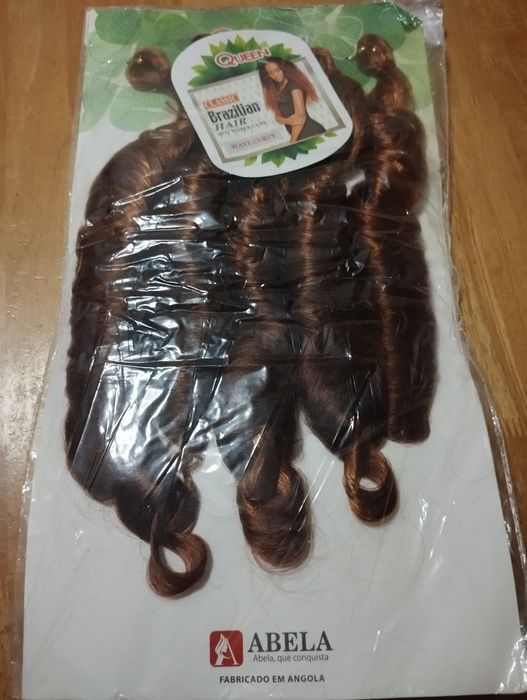 Cabelo postiço encaracolado