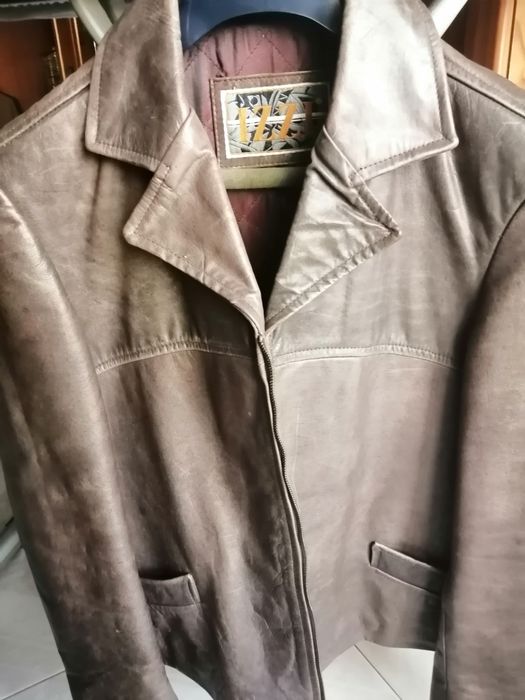 ) blusão couro castanho