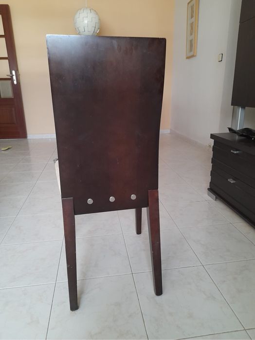 Mesa e quatro cadeiras