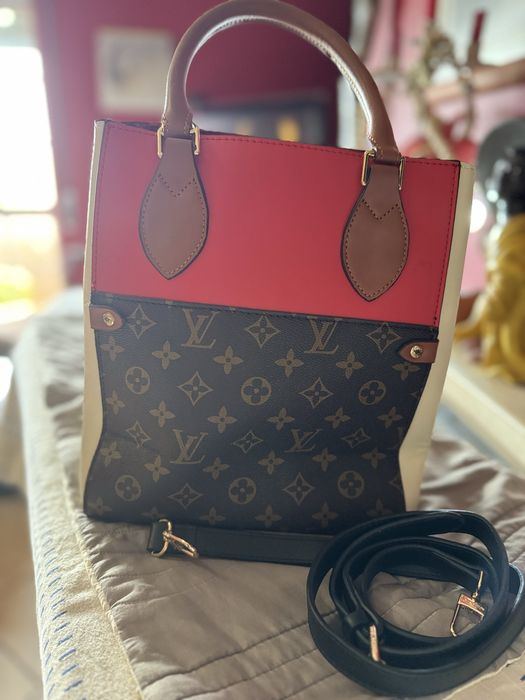 Bolsa dobravél, pequena mas dada a dimensão da largura que pode ser aj